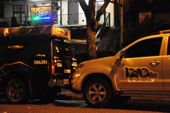 A Fiona e a Tanajura (4x1), encontro de carros brasileiros na frente do Boteco Brasil, em Vancouver, no Canadá